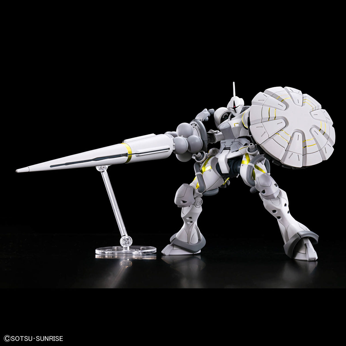 HG Xavier’s Gyan Hakuji-Packs with a large weapon on a black background