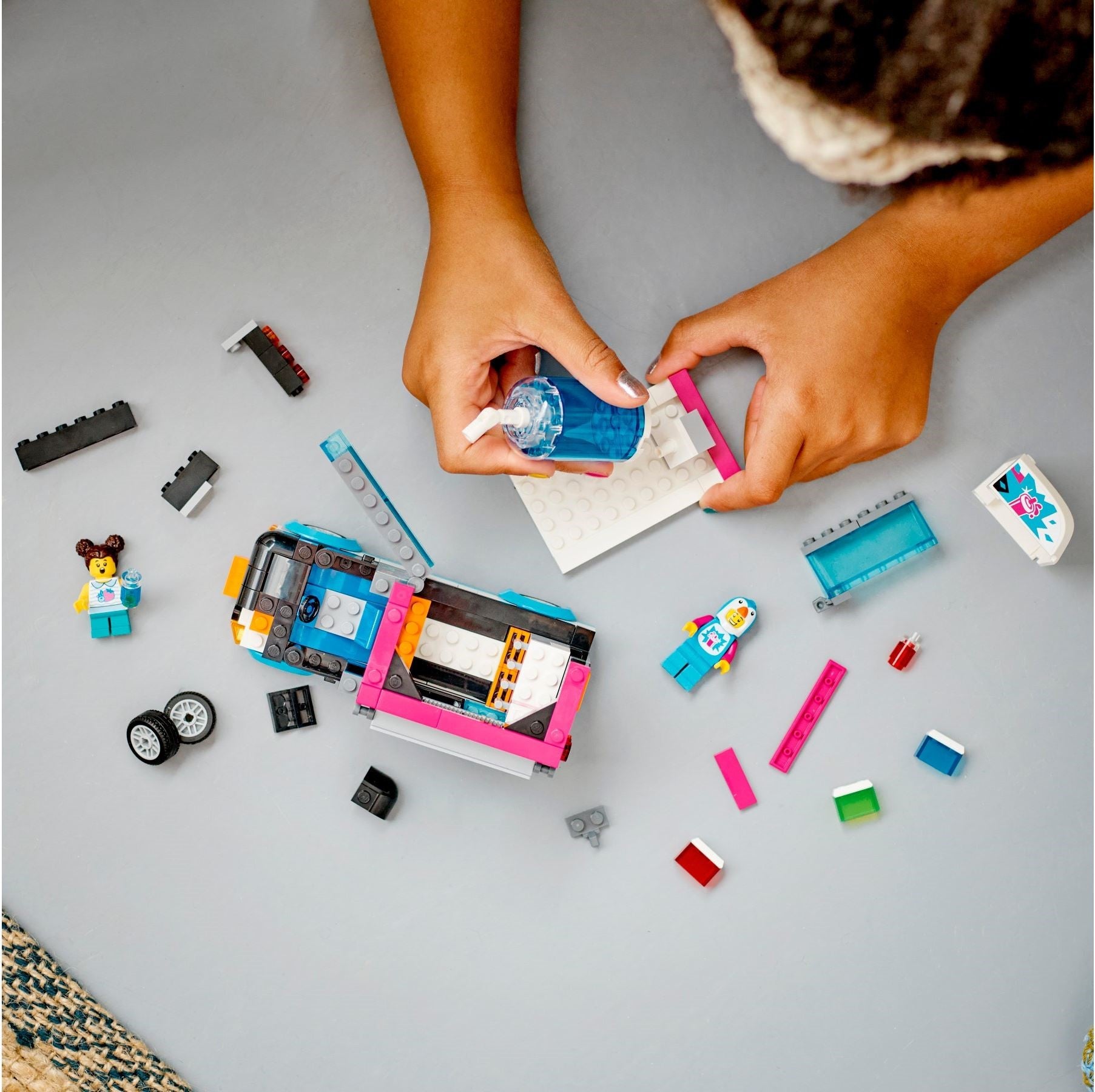 LEGO 60384 Penguin Slushy Van