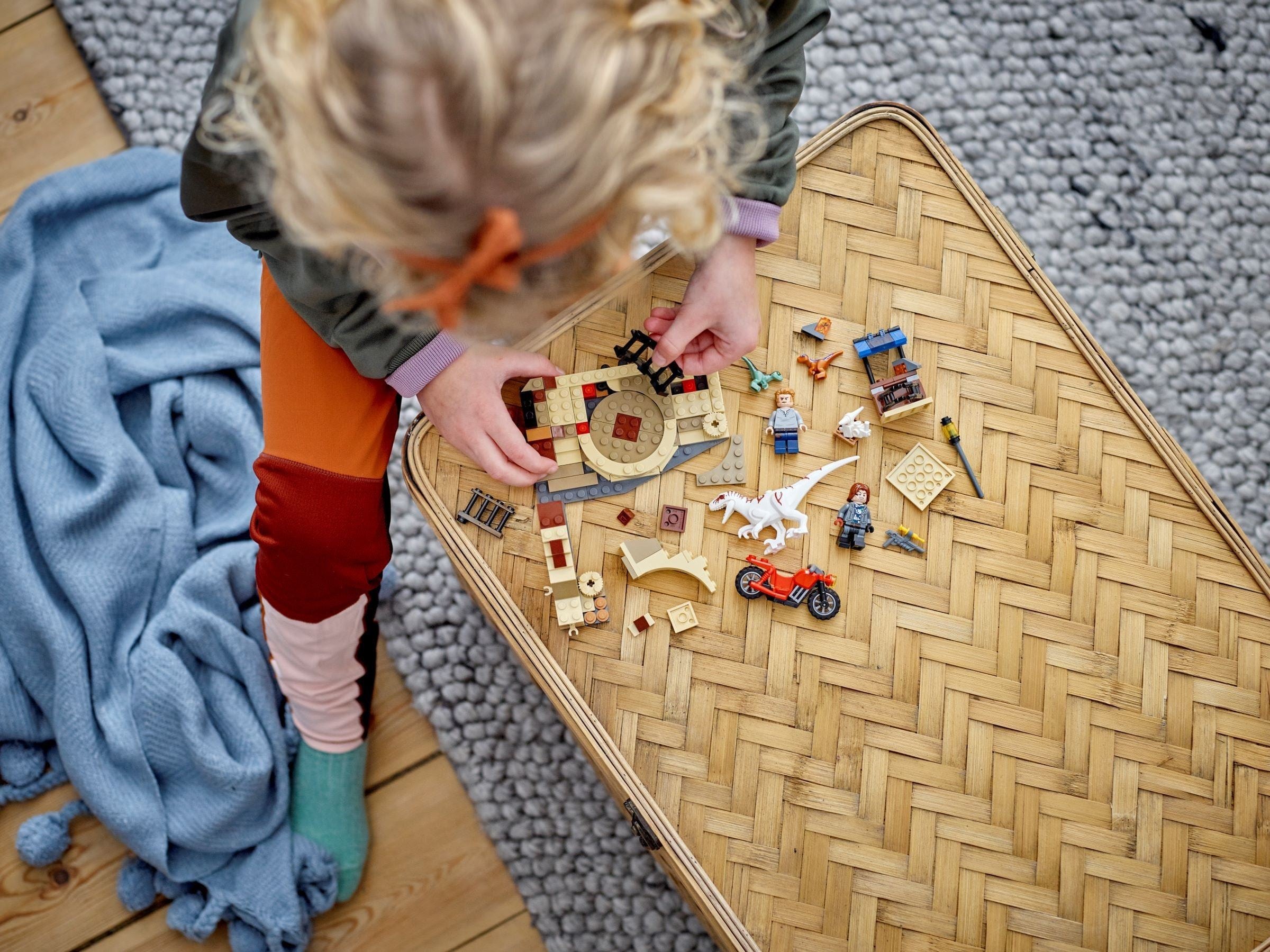 LEGO 76945 Atrociraptor Dinosaur: Bike Chase