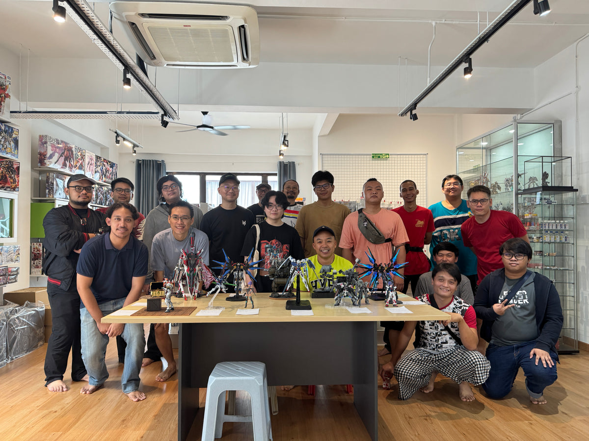 Group photography session for all builders in DeToyz Modelers Meetup