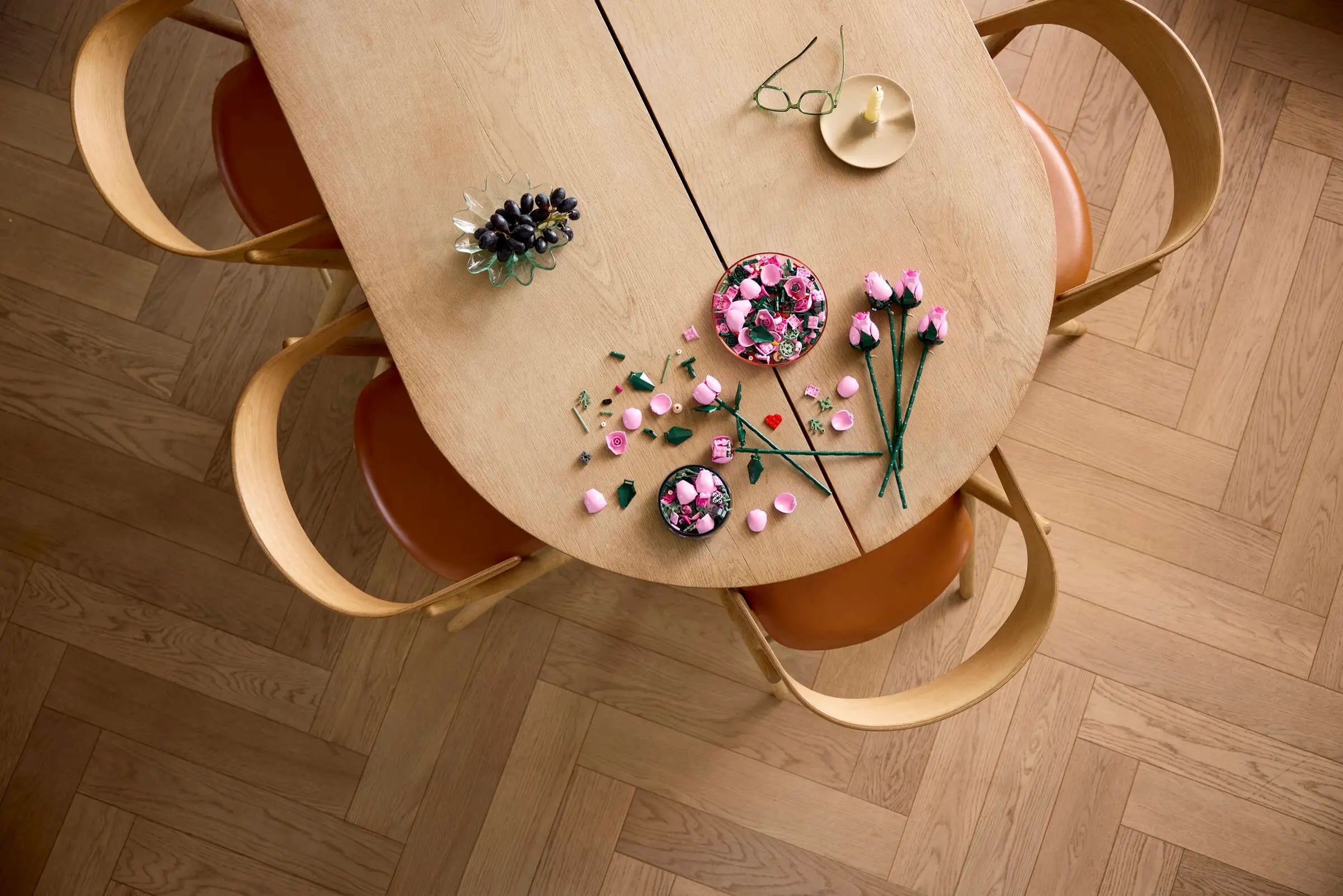 Wooden table with LEGO 10374 Bouquet of Pink Roses on a wooden floor
