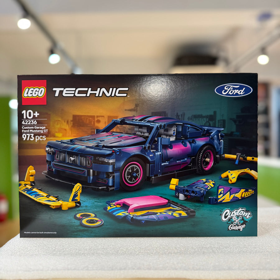 LEGO Technic 42236 Custom Garage Ford Mustang GT Car